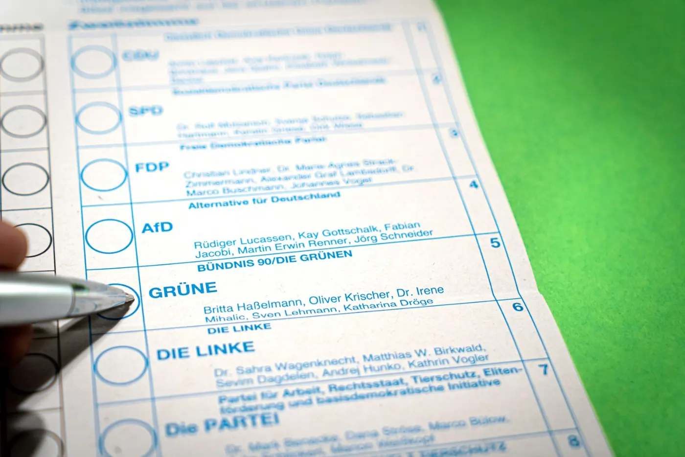 Hand filling out an application form, a key step in the Canada immigration process