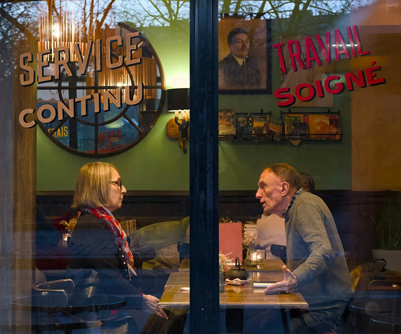 Two people chatting over coffee, representing French language and culture in Quebec
