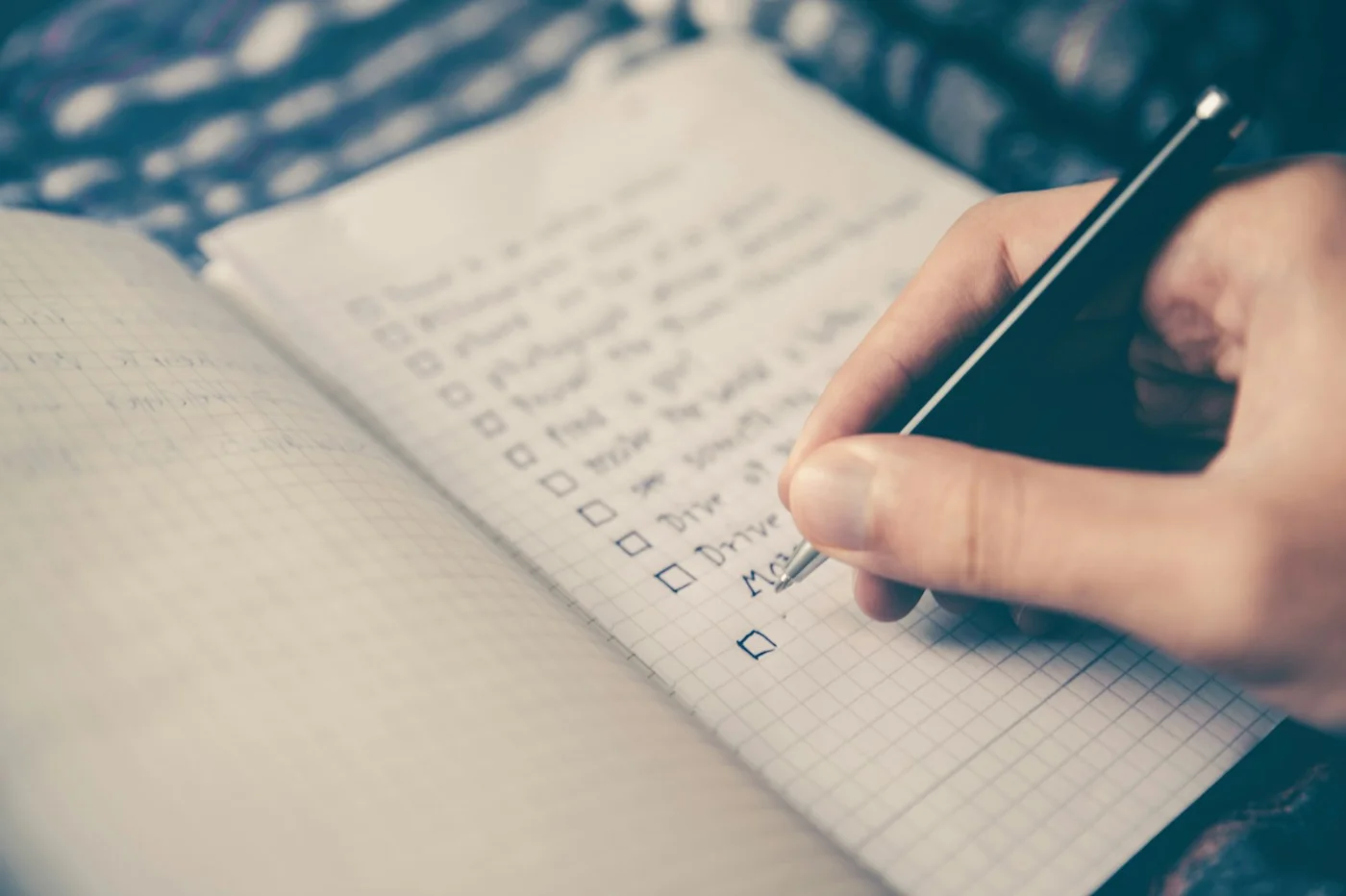 Clipboard checklist icon, representing the step-by-step process How to Immigrate to Canada