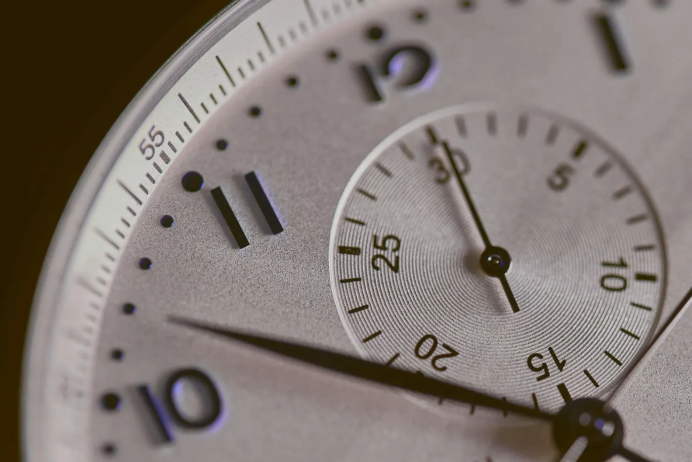 Simple wall clock, representing the counting of days for the physical presence calculator